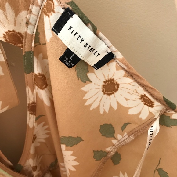 Fifty Street Tie Back Daisy Romper - Picture 6 of 6